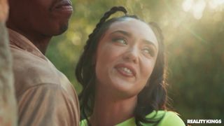 Catherine Knight excitée se fait baiser contre le mur par une BBC !