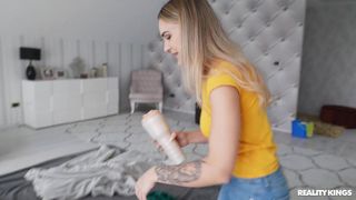 La femme de chambre Merida Sat s'agenouille pour sucer Xander Corvus