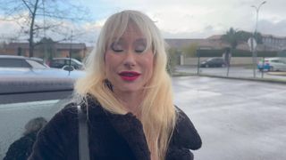 Emma, élégante MILF se lance dans un trio avec deux mâles excités