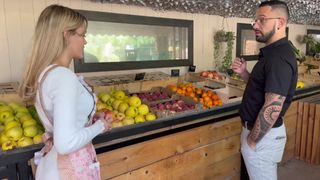 La jeune Jade, maraîchère se fait bander par son client Sxyporn !