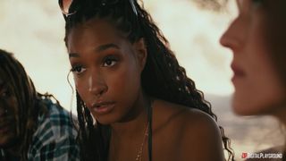 Chanel Camryn baise en extérieur avec Addis Fouche et Derek Savage