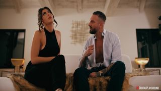 Gal Ritchie deepthroate la bite de son amie Seth Gamble après le dîner