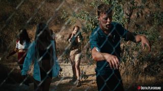 Anna Claire Clouds offre son cul à Seth Gamble pour la survie