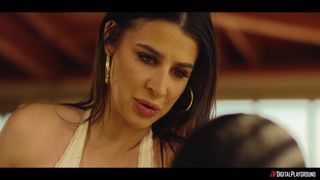 Kylie Rocket suce Isiah Maxwell pendant que Charlotte Sins se fait baiser