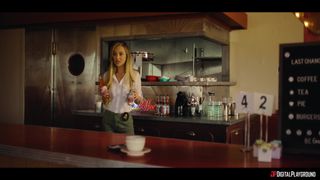 Kylie Rocket suce Isiah Maxwell pendant que Charlotte Sins se fait baiser