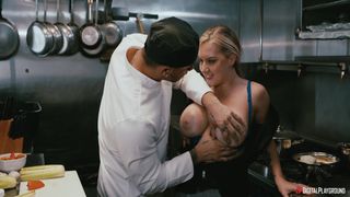 Le chef Cubbi Thompson baise le sous-chef Mike Ox dans la cuisine