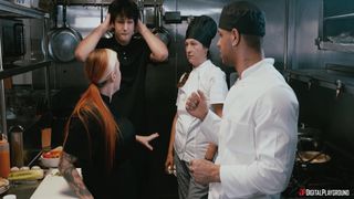 Le chef Cubbi Thompson baise le sous-chef Mike Ox dans la cuisine