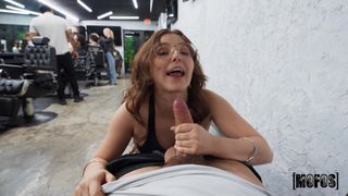 Leana Lovings suce la bite de Lucas Frost au salon de coiffure !