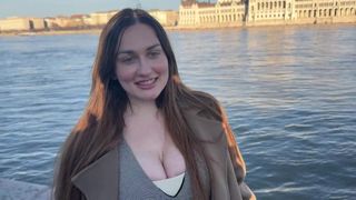 La MILF Amuse Adore au gros nichon a toujours rêvé d’un trio !