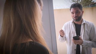 La Française Angèle est baisée par son masseur chez elle !