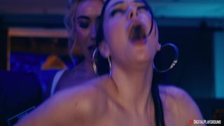 Voyageuses Angel Youngs, Aviana Violet et Cyber Doll qui baisent !