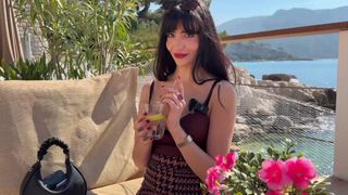 Lola la brunette aux courbes généreuses réalise enfin son fantasme !