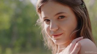 Video sensuelle d'une petite brune en chaleur au picnic