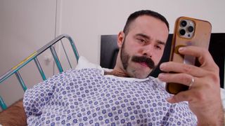 L'infirmière Ryan Jacobs aide Teddy Torres à jouir en lui suçant la bite