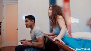 Arin Jones suce la chatte de sa colocataire Alana Rose après le gaming