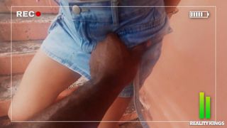 Skyla Sun se fait arrêter par Ace Bigs menant à une baise rapide
