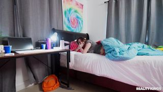 Lilibet Saunders suce et chevauche Jodie pendant que Bunny Fae dort !