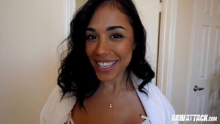 Sexy Camila Cortez à genoux en train de sucer une grosse bite blanche