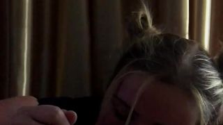 Élise a très faim et se donne a fond avec sa gorge