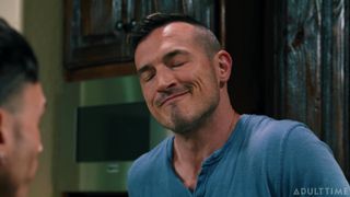 Siren Santiago séduit son beau-père Derek Kage avec un sexe anal !