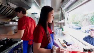 La fille du Food truck va commencer à sucer la bite de son ami
