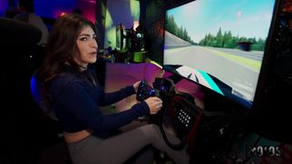 Sa copine joue sur un simulateur et se masturbe en même temps !
