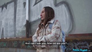 Mari Moon se met nue dans une chambre d'hôtel et fait un deepthroat