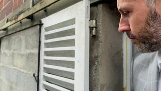Voisin de la mature française la regarde baiser avec son garagiste