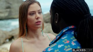 Avery Cristy caresse la grosse bite noire de Freddy à la plage