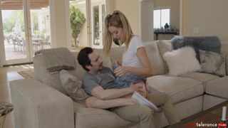 Tommy Pistol a un goût de la petite chatte de Haley Reed
