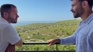 Helena baise avec ses deux potes avant de rejoindre son date