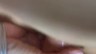 Je m'enfonce un gros gode dans petite chatte et j'adore ça !! 