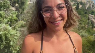 La beurette blonde à lunettes suce 2 mecs pour assouvir ses envies